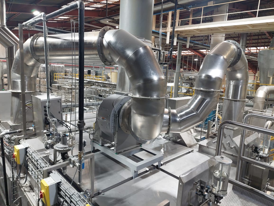 Tuberías industriales de acero inoxidable en planta de proceso